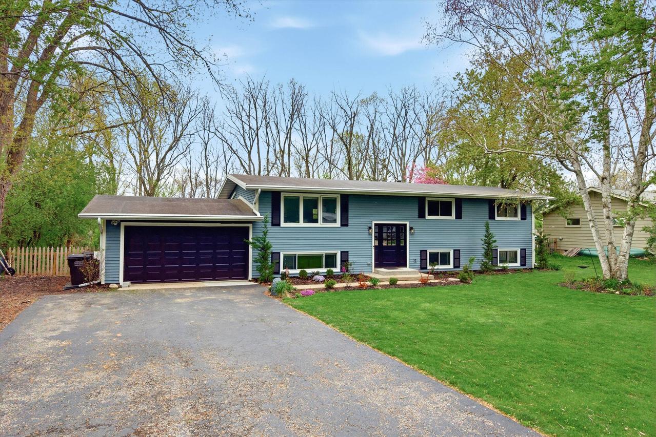 1015 W Devonshire Rd., Delafield, WI 53018
