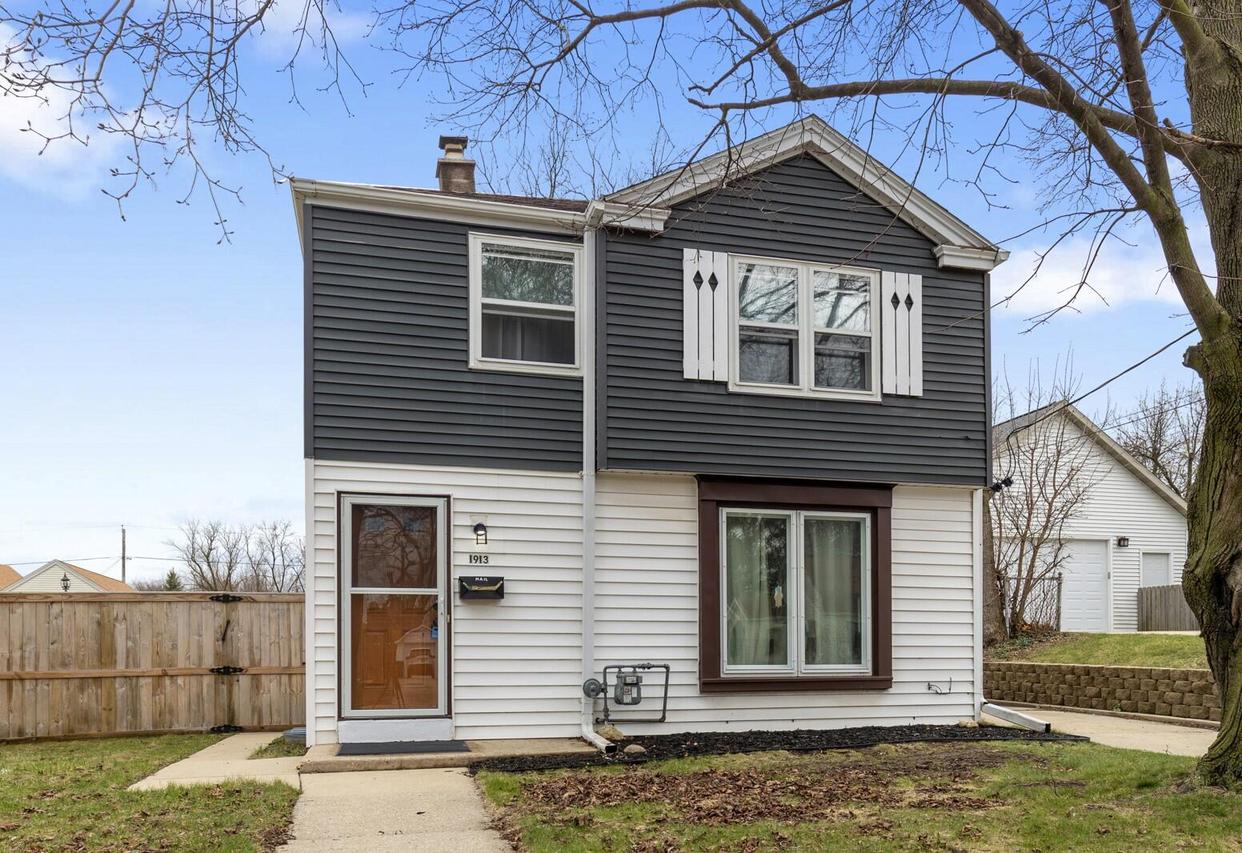 1913 E Eden Pl, Saint Francis, WI 53235
