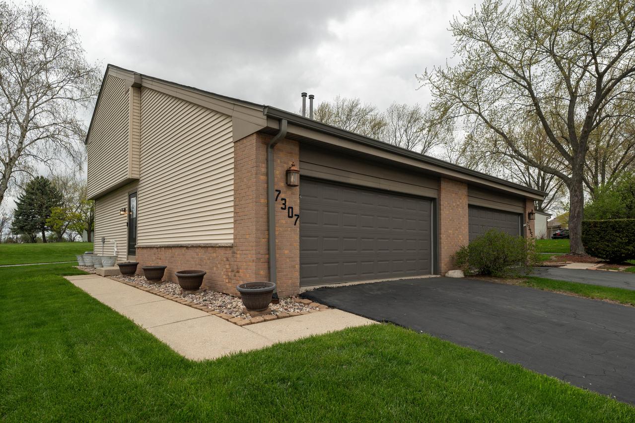 7307 S Delaine Dr, Oak Creek, WI 53154