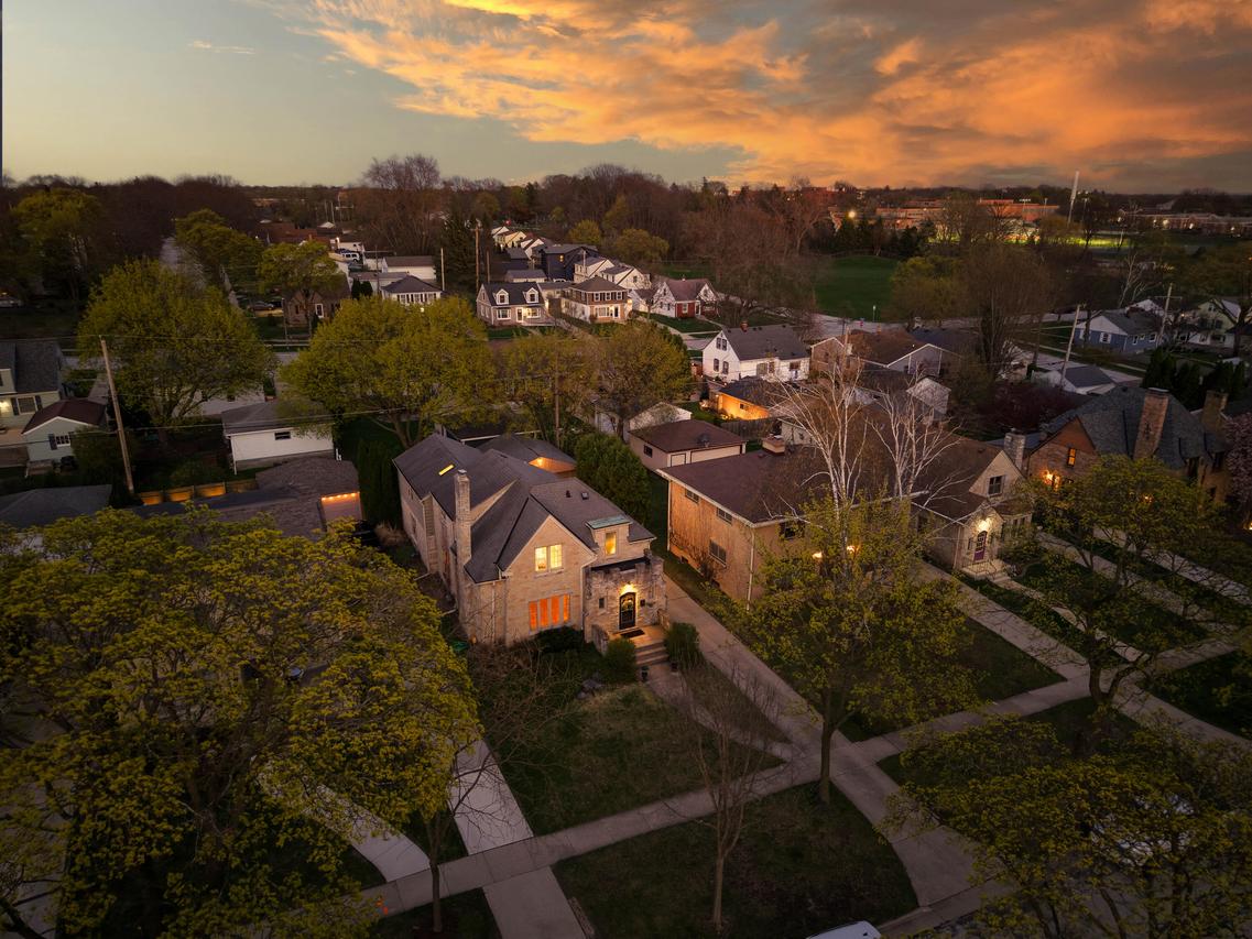 2536 N 81st St, Wauwatosa, WI 53213