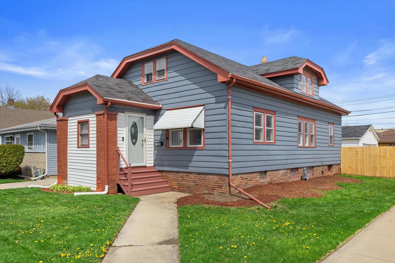 1949 Jay Eye See Ave, Racine, WI 53403