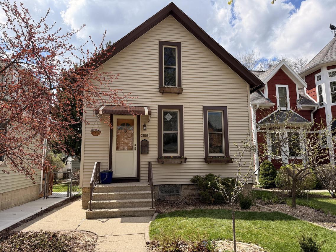 2615 S Delaware Ave, Milwaukee, WI 53207