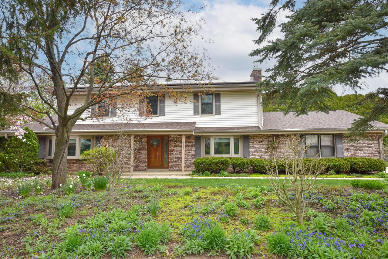 2520 W Margaretta Ct, Glendale, WI 53209