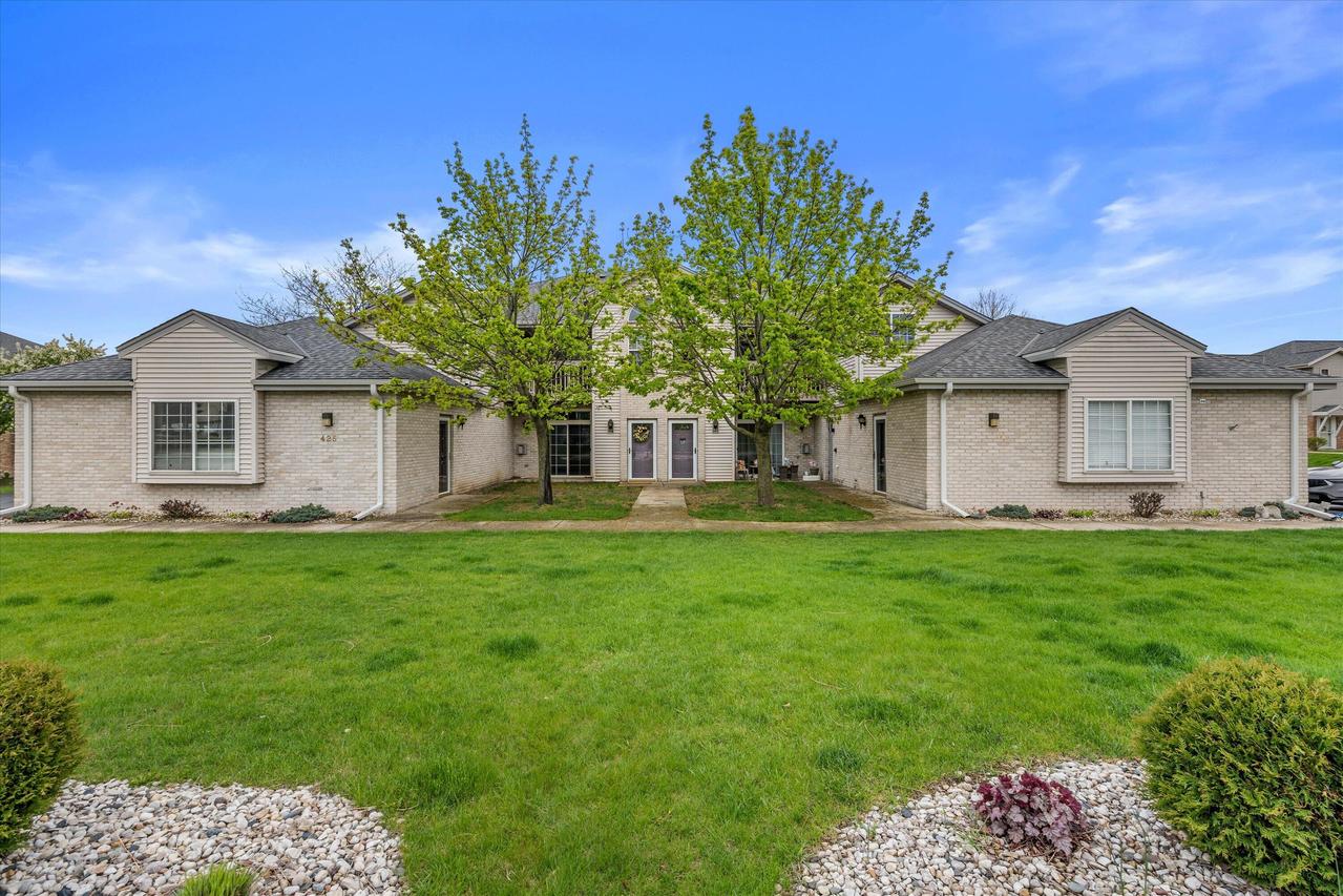 425 W Aspen Dr ##2, Oak Creek, WI 53154