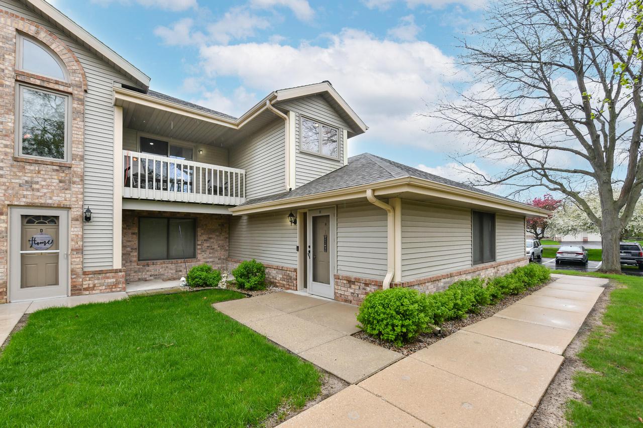 2112 Woodburn Rd #H, Waukesha, WI 53188