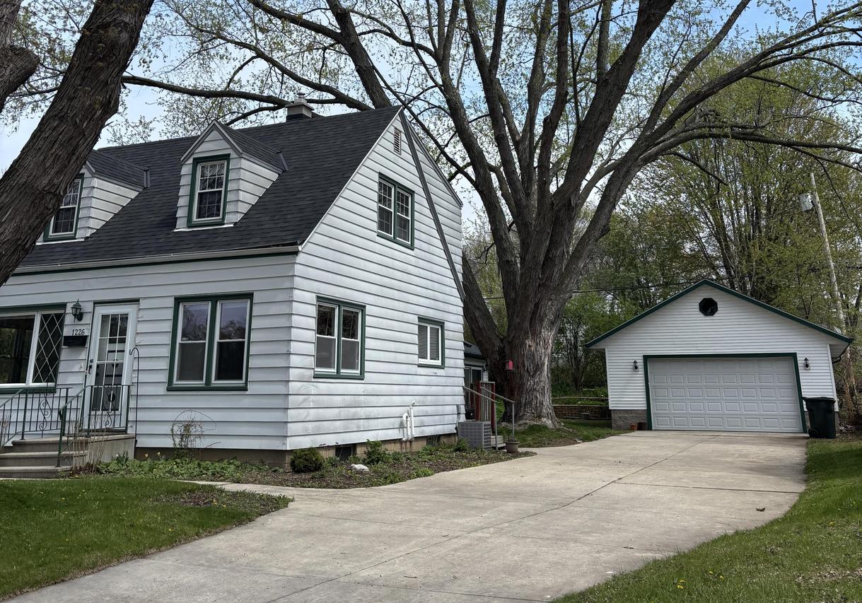 1226 S 104th St, West Allis, WI 53214
