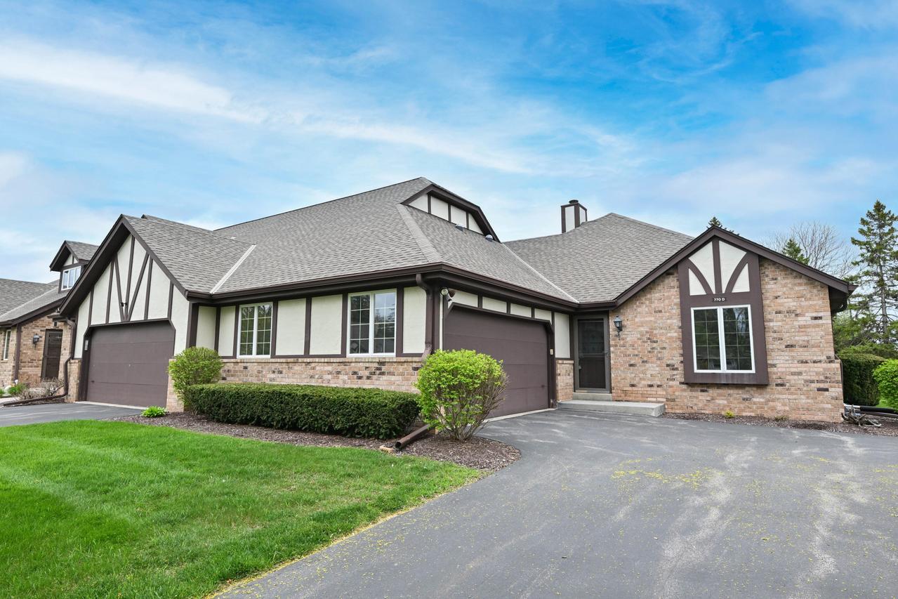 770 Oakwood Ln #D, Brookfield, WI 53045