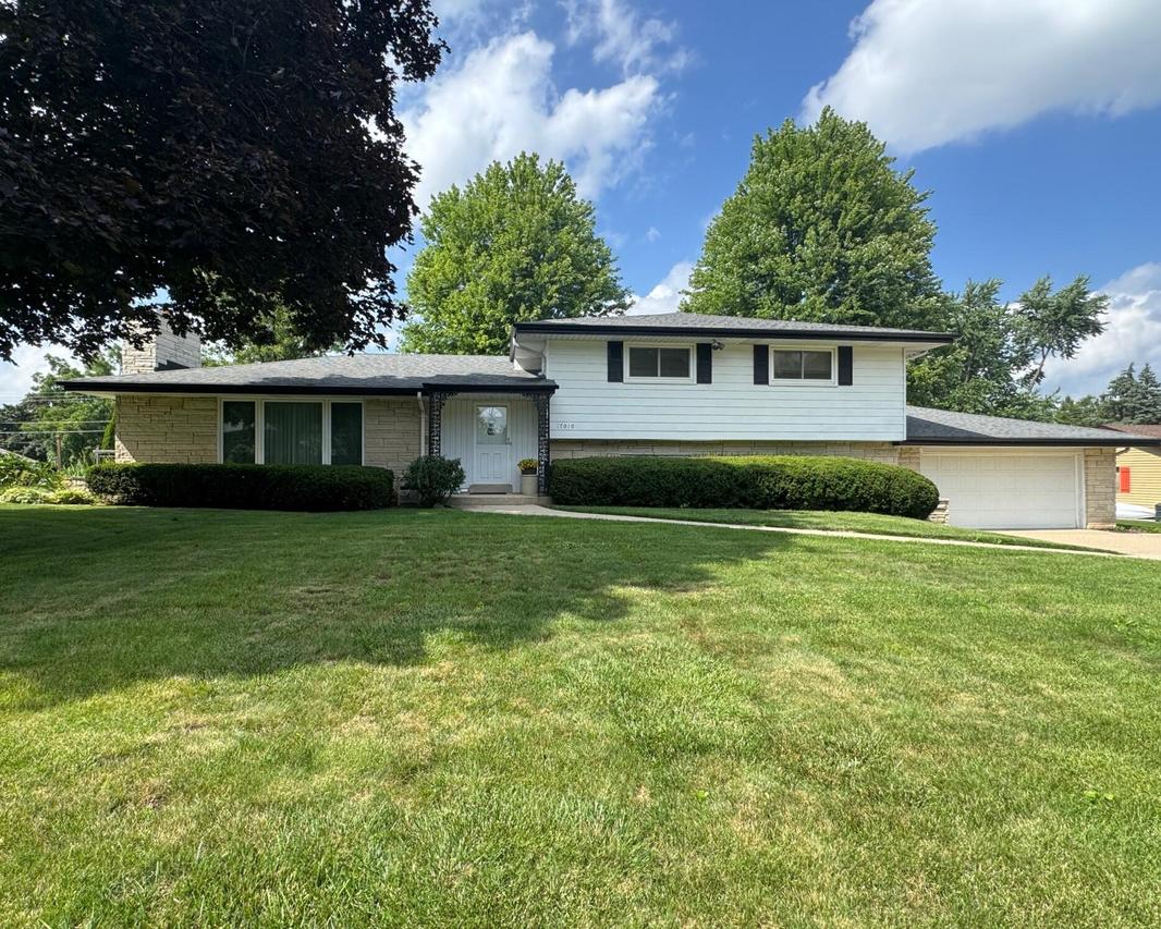 17010 W Salentine Dr, New Berlin, WI 53151