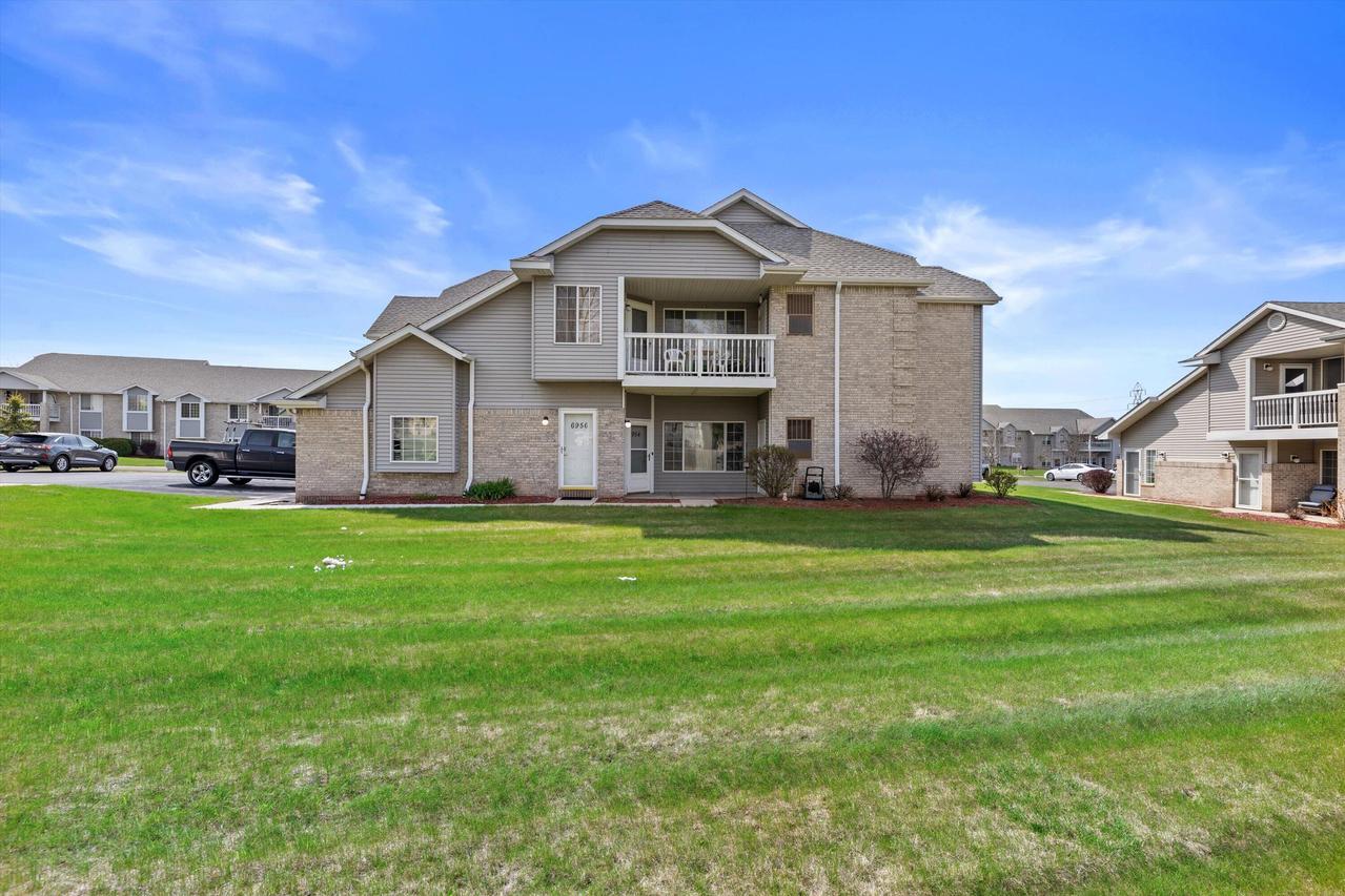 6954 S Rolling Meadows, Oak Creek, WI 53154