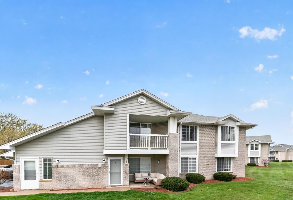 6996 S Rolling Meadows, Oak Creek, WI 53154