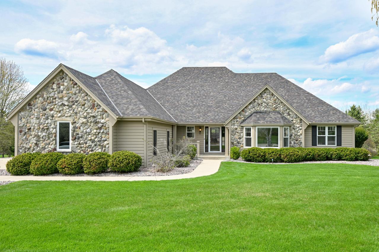 1619 Tallgrass Cir, Waukesha, WI 53188