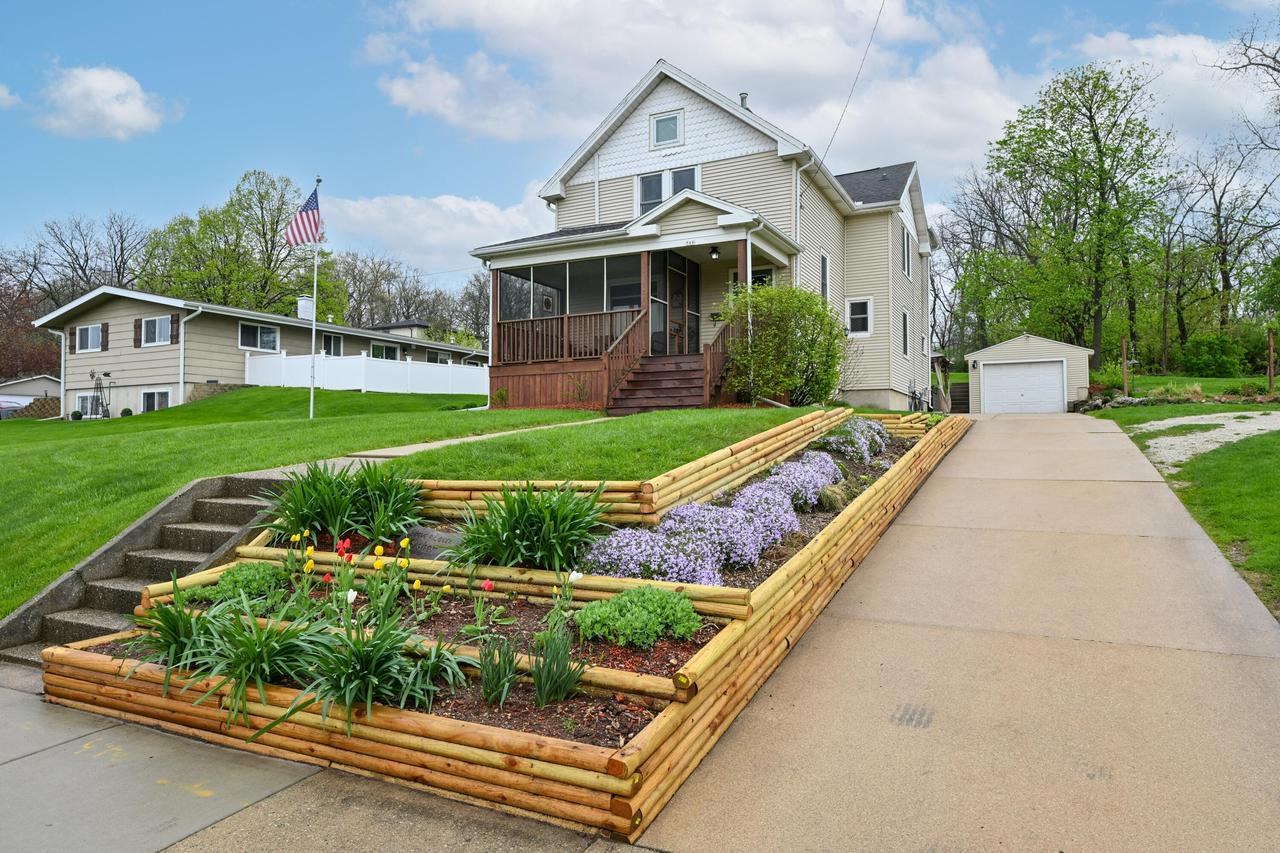 589 W Chestnut St, Burlington, WI 53105