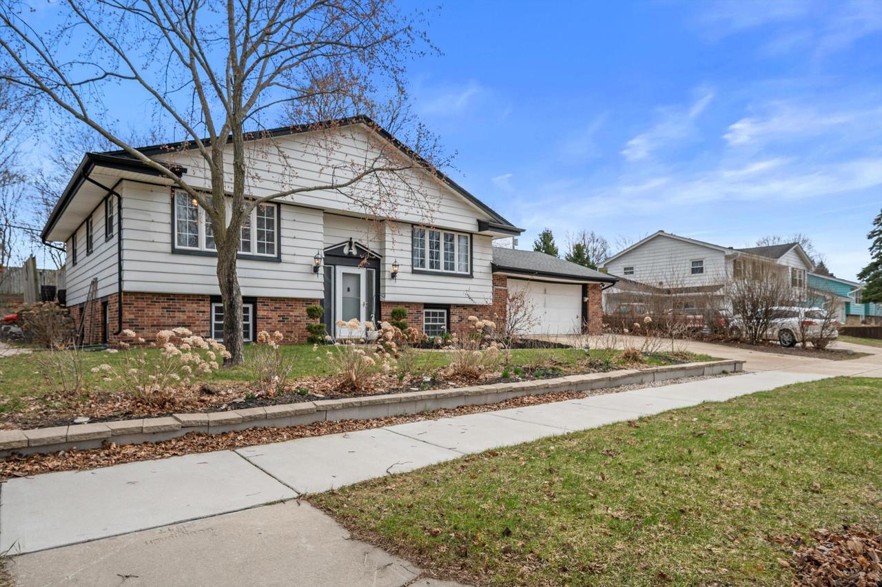 605 Juniper Ct, West Bend, WI 53095