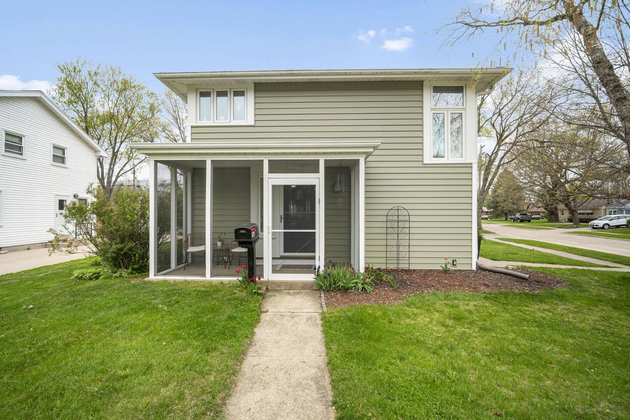 736 N Cumberland Dr, Waukesha, WI 53188