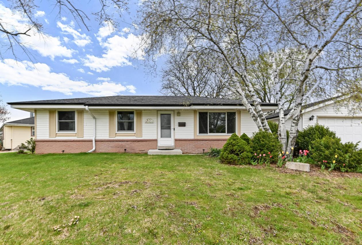 W147N8466 Manchester Dr, Menomonee Falls, WI 53051