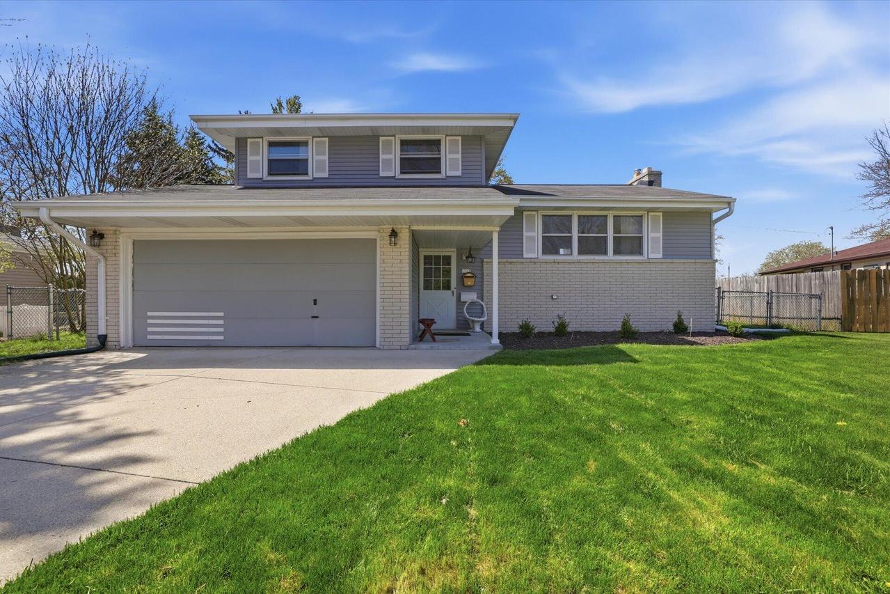 6009 Oriole Ln, Greendale, WI 53129