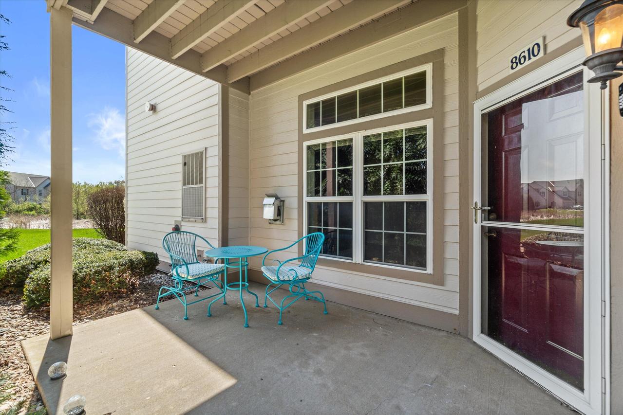 8610 S Roxbury Way, Oak Creek, WI 53154