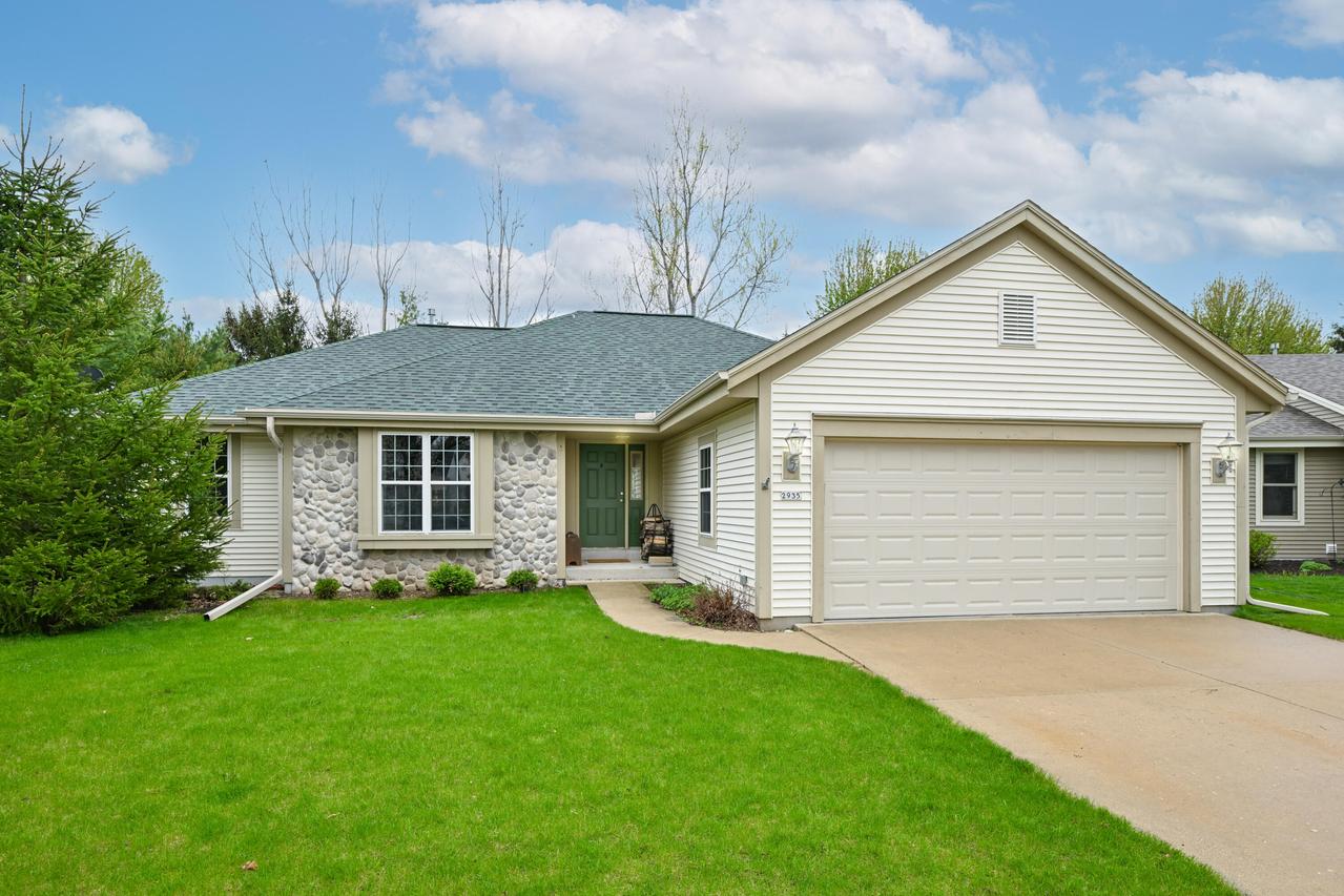 2935 Stillwater Cir, Waukesha, WI 53189