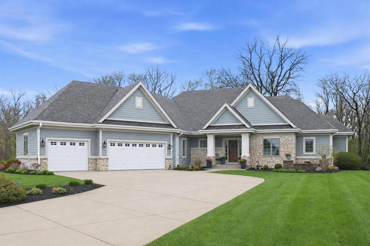 236 Four Winds Ct, Hartland, WI 53029