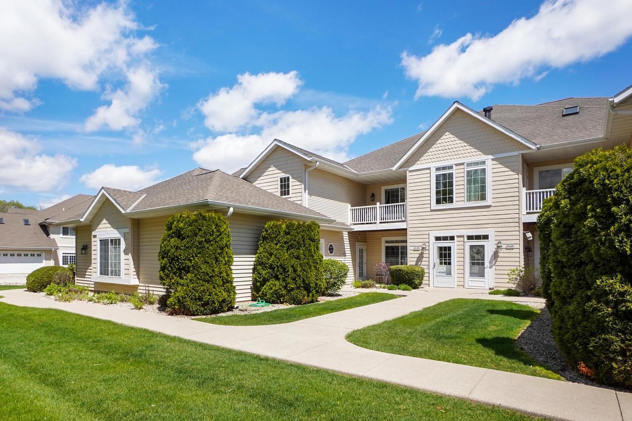 W398N5983 Autumn Woods Dr, Oconomowoc, WI 53066