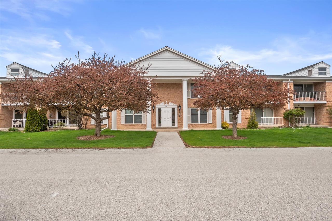 940 W Heritage Ct #102, Mequon, WI 53092