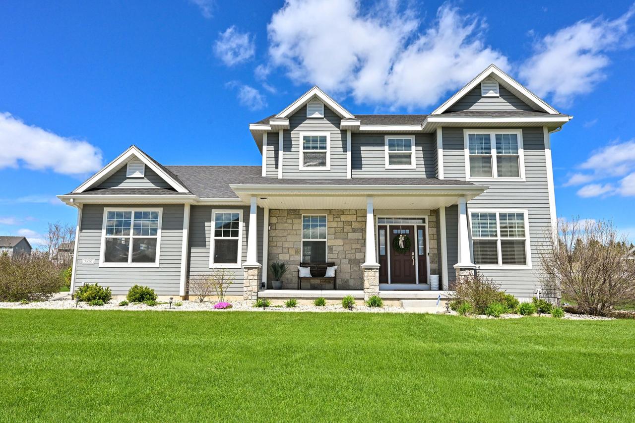 7850 W Mourning Dove Ln, Mequon, WI 53097