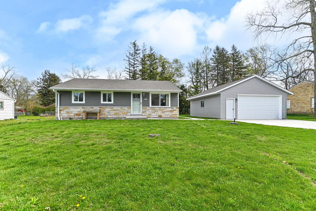 1624 S Woodside Dr, New Berlin, WI 53151