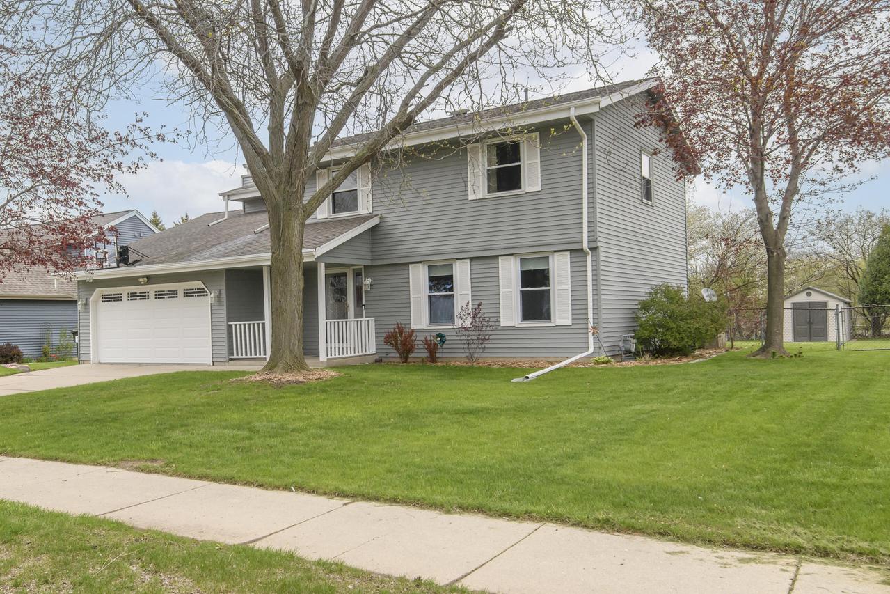 8160 S Wildwood Dr, Oak Creek, WI 53154