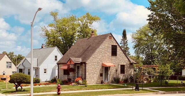 2876 S 86th St, West Allis, WI 53227