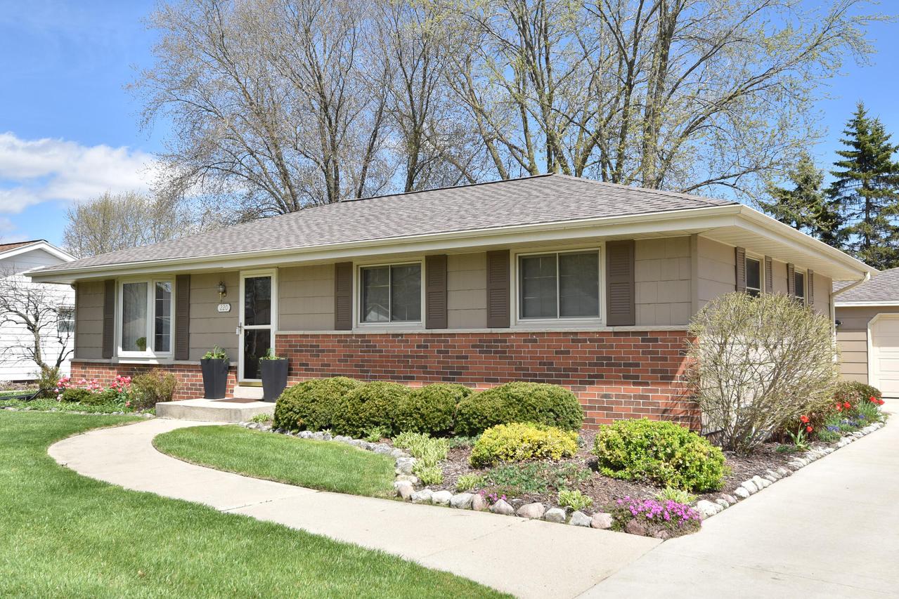 220 Judge Dr, Saukville, WI 53080