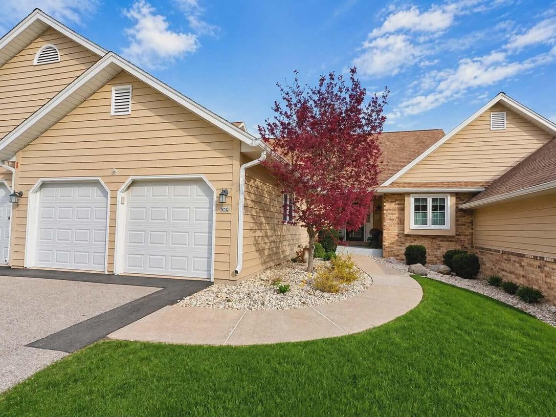 910 St. Andrews Old -, Waterford, WI 53185