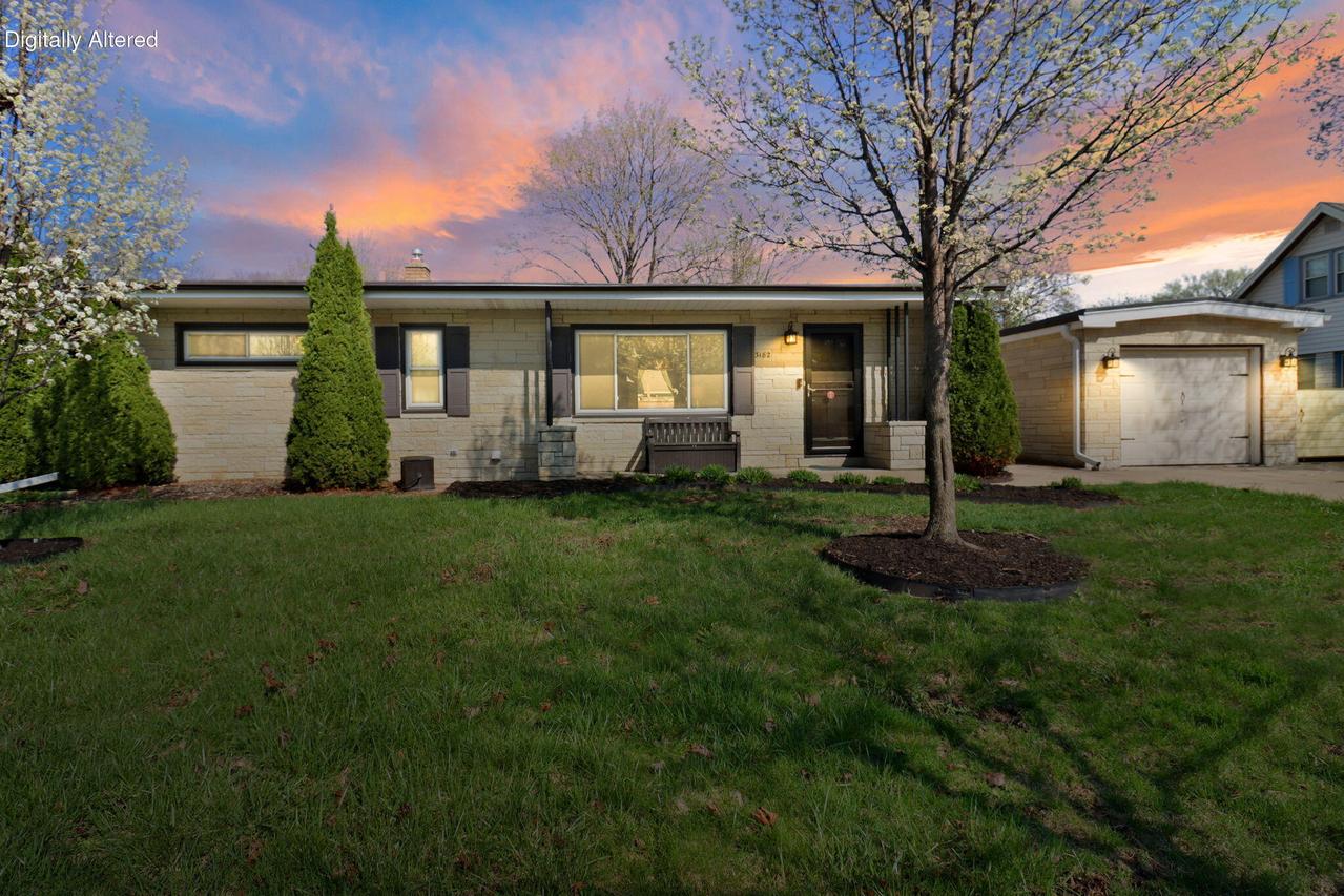 3182 N Knoll Blvd, Wauwatosa, WI 53222