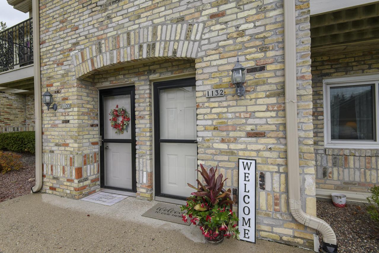 1132 W Baldwin Ct, Mequon, WI 53092