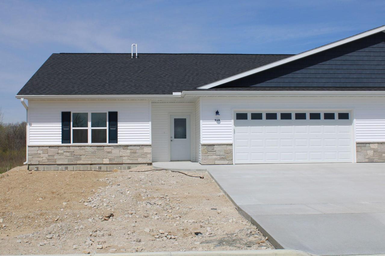 918 Drumlin Dr #1, Kewaskum, WI 53040