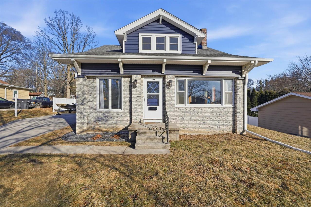 307 Jasper Ln, Waukesha, WI 53188