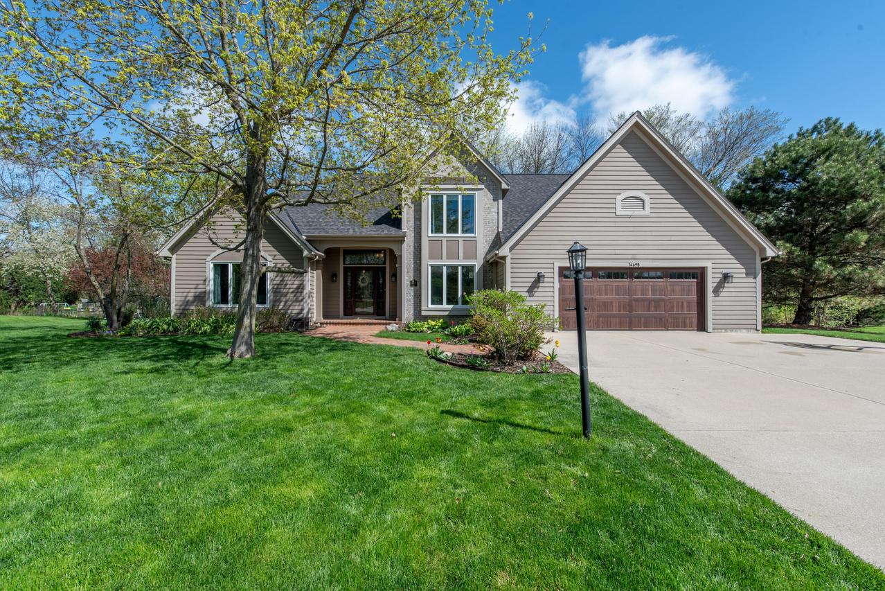 14695 W Meadowshire Dr, New Berlin, WI 53151