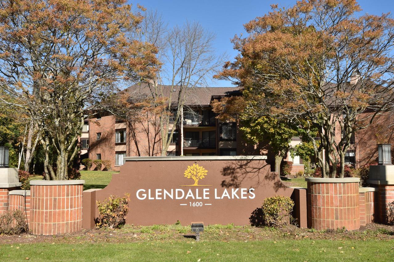 1600 W Green Tree Rd #202, Glendale, WI 53209