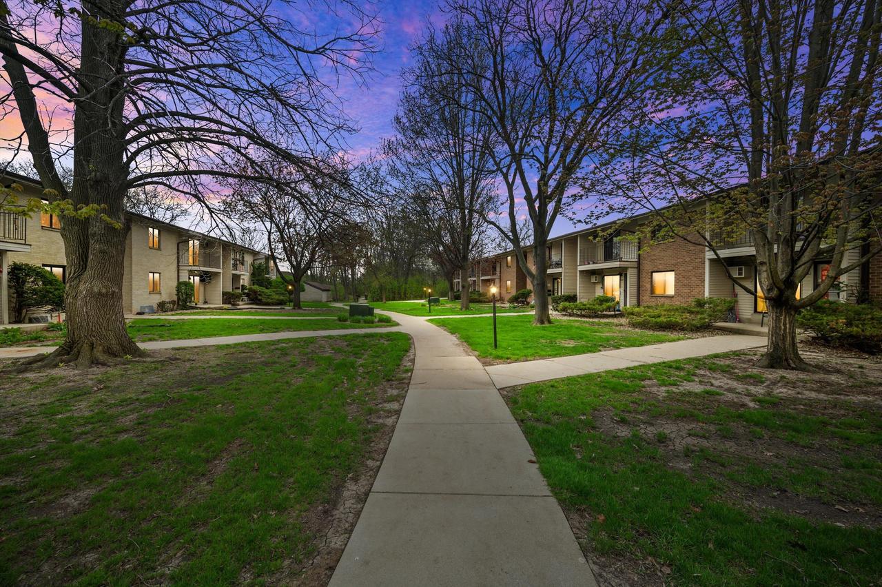 1654 S Carriage Ln, New Berlin, WI 53151