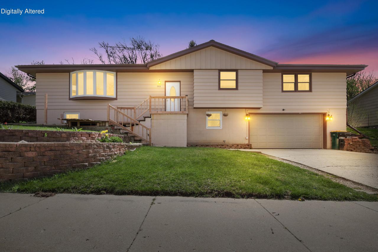 1513 Roosevelt Dr, West Bend, WI 53090