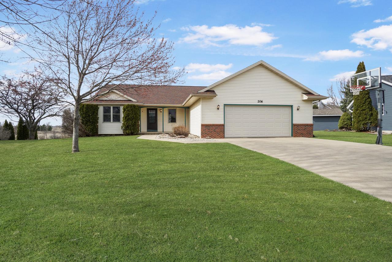 206 Sunset Ct, Mayville, WI 53050