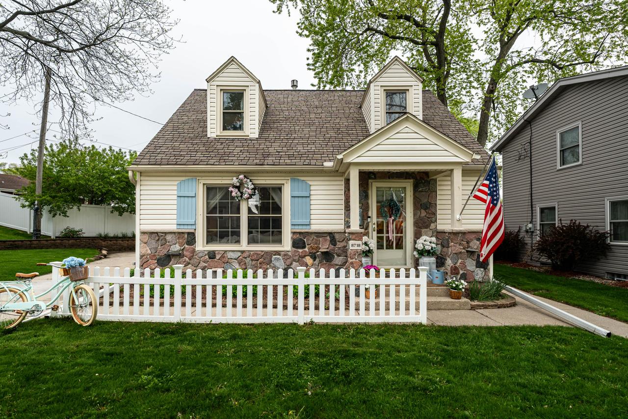 8718 W Stuth Ave, West Allis, WI 53227