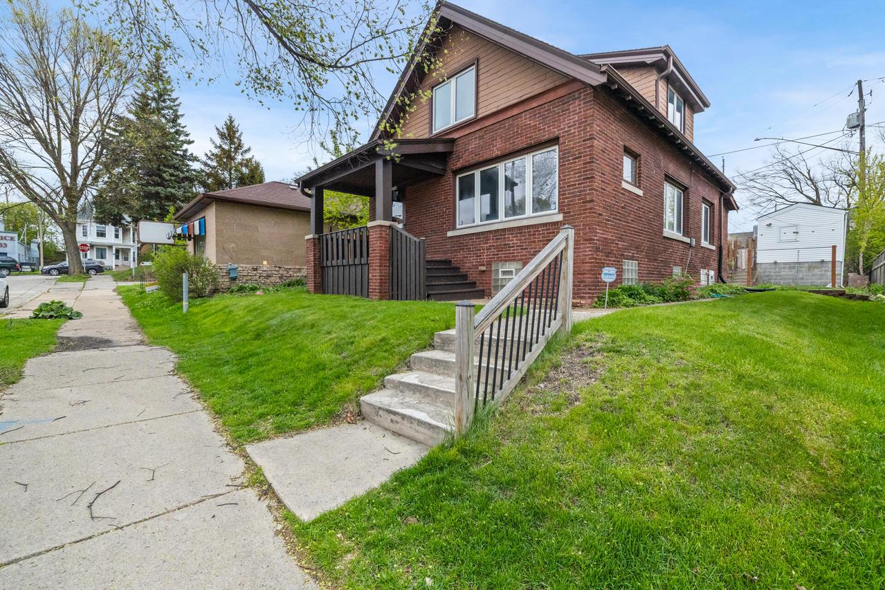 2718 S Howell Ave, Milwaukee, WI 53207