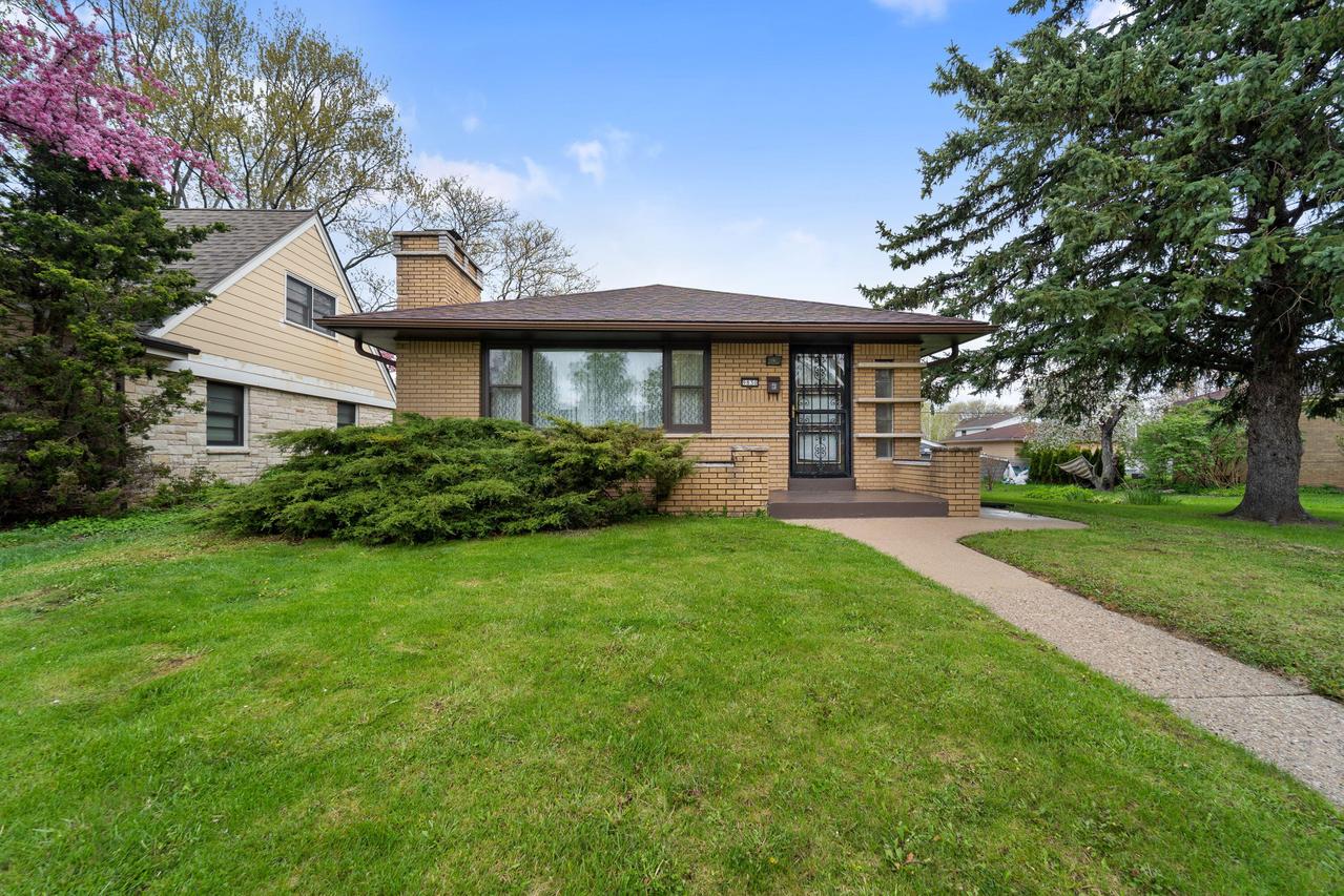 9830 W Metcalf Pl, Milwaukee, WI 53222