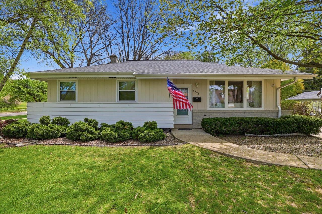 5400 Mansfield Dr, Greendale, WI 53129