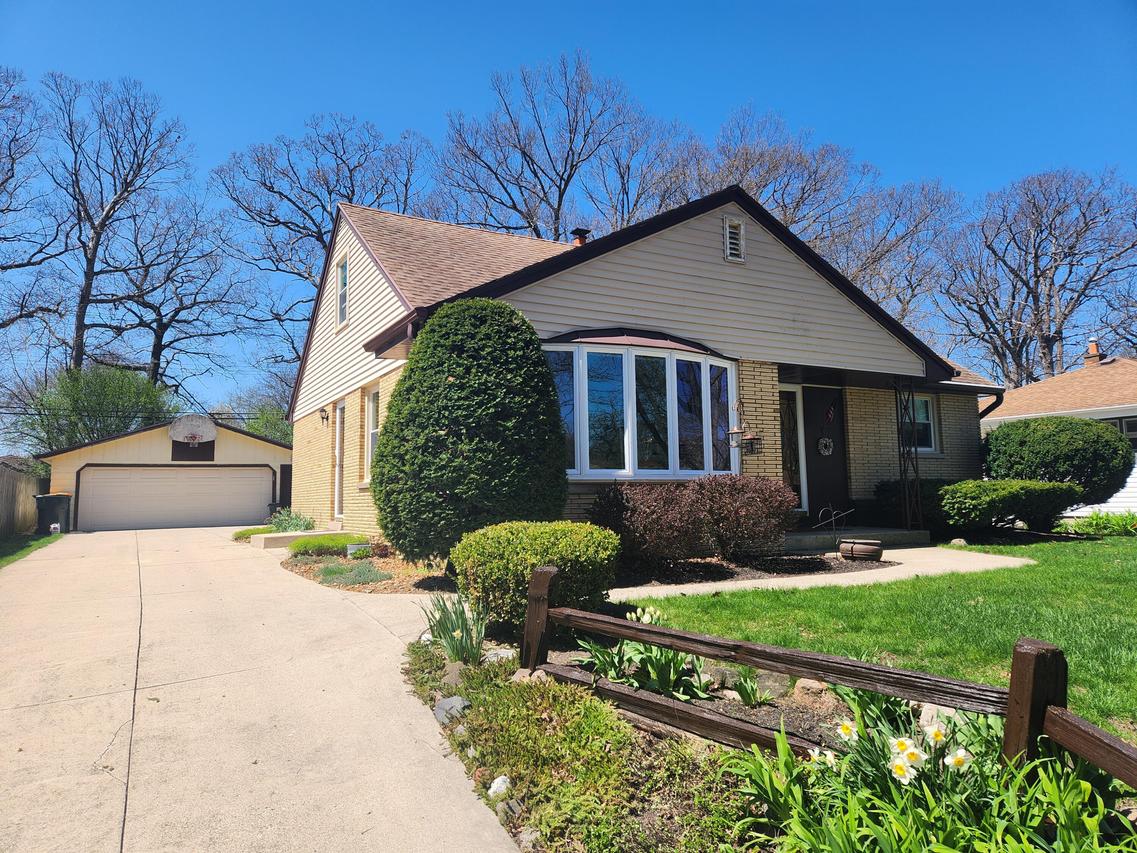 2945 S 104th St, West Allis, WI 53227