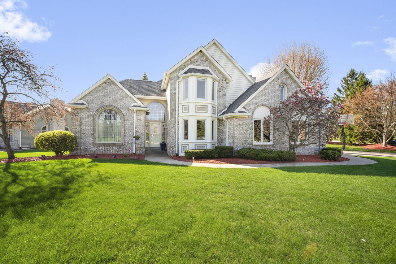 5770 S Golden Rain Ln, New Berlin, WI 53151