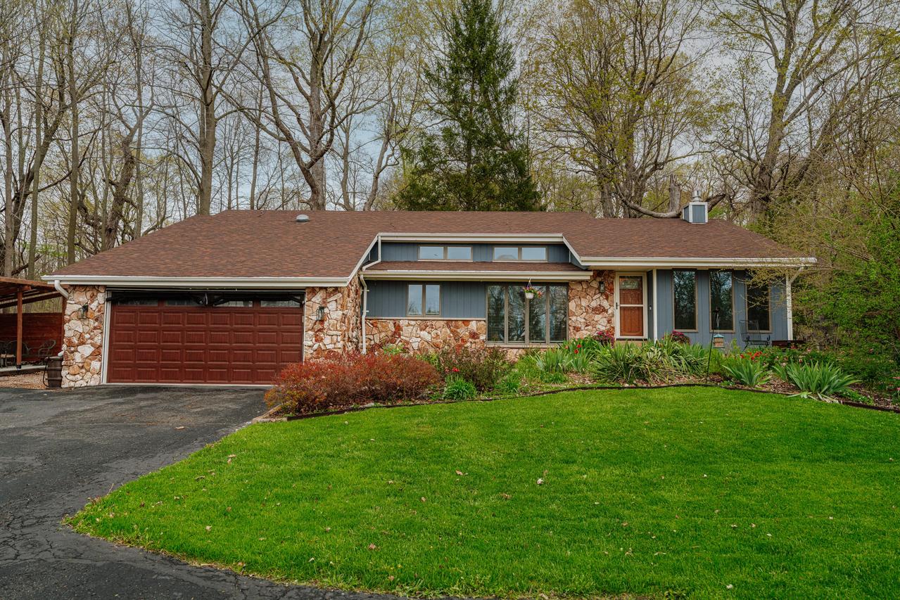 S86W24960 Stonehill Dr, Vernon, WI 53149