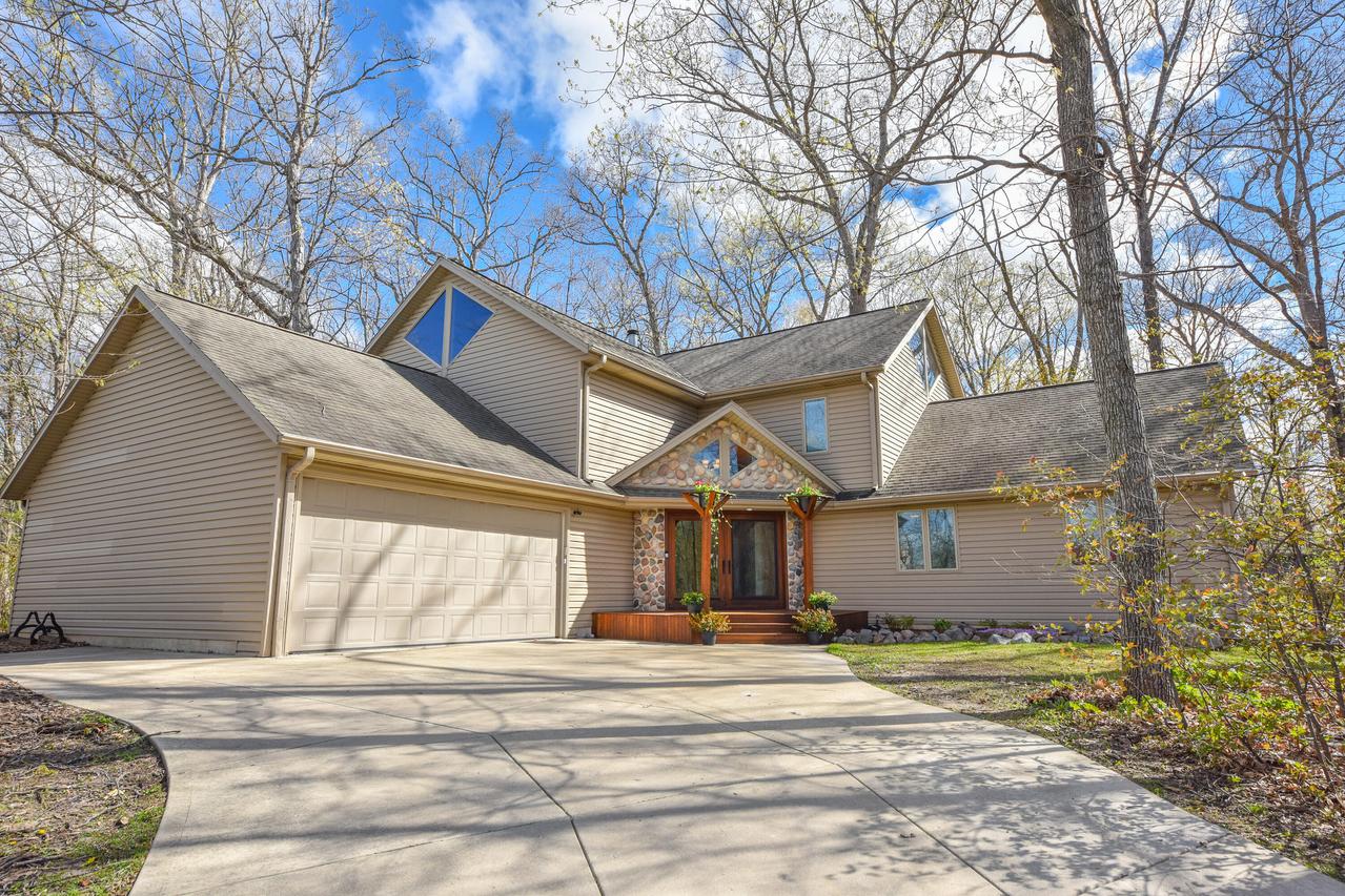 4302 W Woodward Dr, Franklin, WI 53132