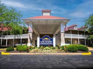 1505 S Shore Dr #220, Delavan, WI 53115
