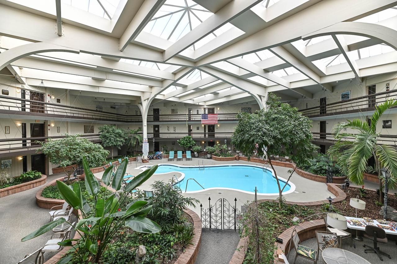5200 S Tuckaway Blvd #240, Greenfield, WI 53221